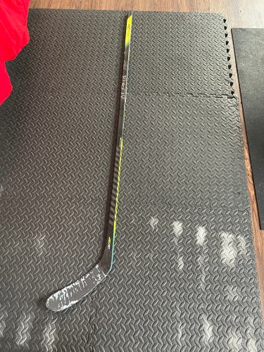 Senior Right Handed W28  Alpha DX Hockey Stick