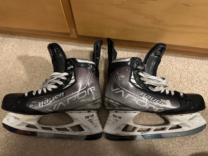 Senior Bauer Regular Width Pro Stock Size 11 Vapor Hyperlite Hockey Skates