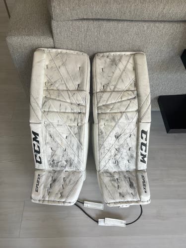 32" CCM Eflex 5 Goalie Leg Pads 32+1