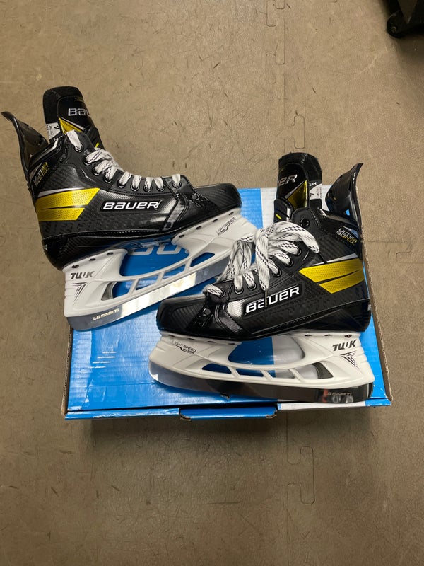 New Bauer Regular Width  Size 7 Supreme UltraSonic Hockey Skates