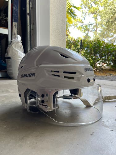 New Medium Bauer Re-Akt 95 Helmet