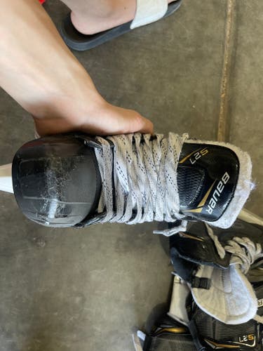 Junior Used Bauer Supreme S27 Hockey Goalie Skates Regular Width Size 5.5