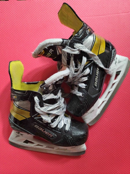 Junior Used Bauer Supreme 3S Hockey Skates Regular Width Size 1.5