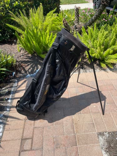 Lite weight golf stand bag  By golf pak  Comes with shoulder strap