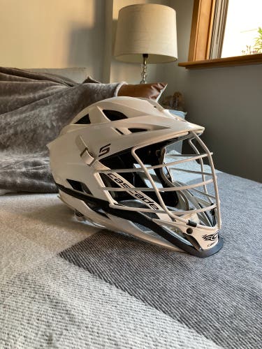 Player's White Cascade S Helmet