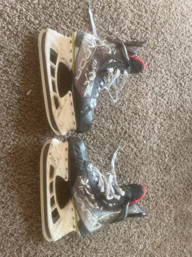 Used Bauer Regular Width  Size 7 Vapor Hyperlite Hockey Skates