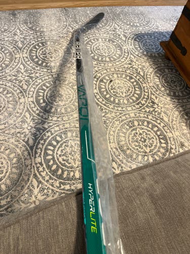 Senior Right Handed P28 Vapor Hyperlite Hockey Stick