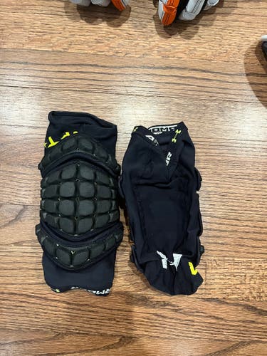 Adult Used Large Under Armour VFT Sleeves Arm Pads Black