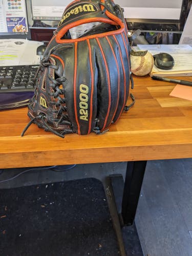 Used Right Hand Throw Wilson Infield A2000 Baseball Glove 11.25"