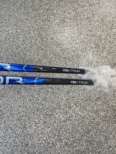 (2 Pack)Senior Right Handed P92 77 Flex Bauer Hyperlite Sticks