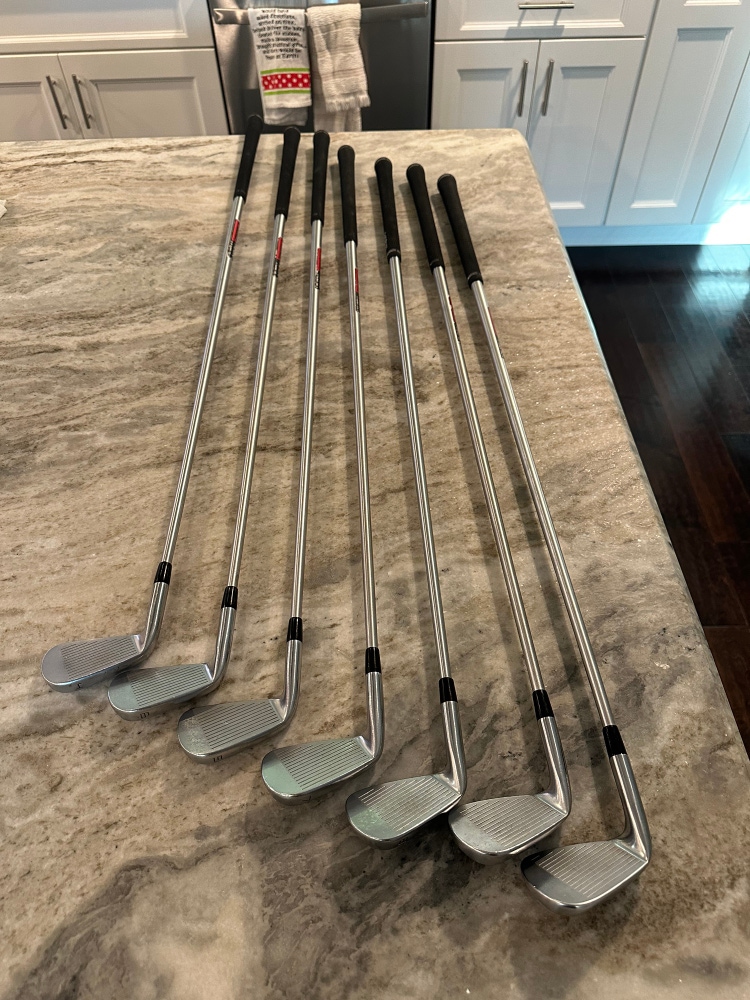 Men's Right Handed 7 Pieces P750 Iron Set
