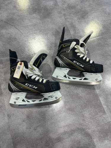 Junior Used CCM Tacks 9060 Hockey Skates D&R (Regular) 2.5