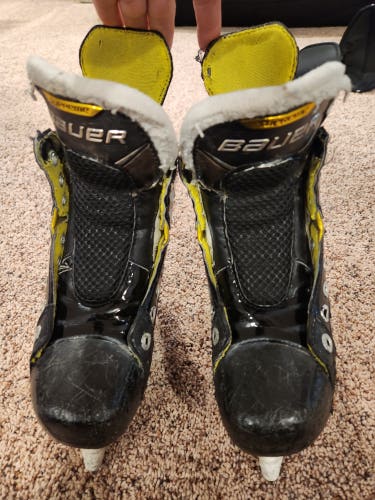 Junior Used Bauer Supreme 3S Hockey Skates Regular Width Size 2.5