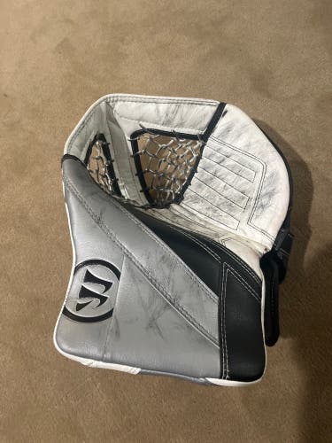 Warrior R/G4 hockey goalie glove