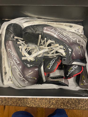 Bauer Vapor Hyperlite Hockey Skates
