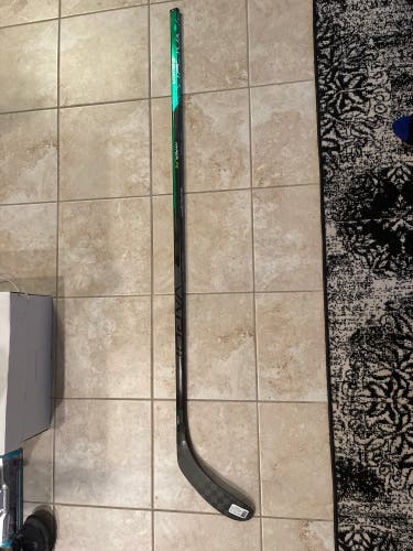 New Right Handed P28  Vapor Hyperlite Hockey Stick