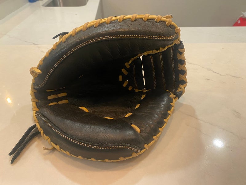 Used Under Armour Right Hand Throw Catcher's Baseball Glove 9"