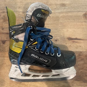 Junior Bauer Regular Width Size 2 Supreme 3S Hockey Skates