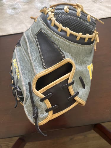 Wilson A2000 spin control 33.5” Right Handed Throwing catchers mitt Brand New $25 Off Retail Price