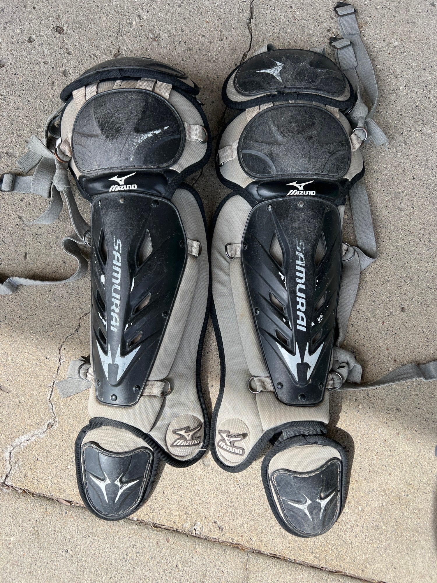 Used Mizuno Samurai Catcher's Leg Guard SidelineSwap