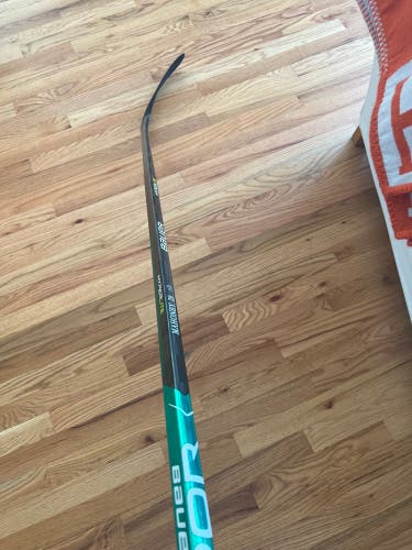 Intermediate Left Hand P92 Vapor Hyperlite Hockey Stick