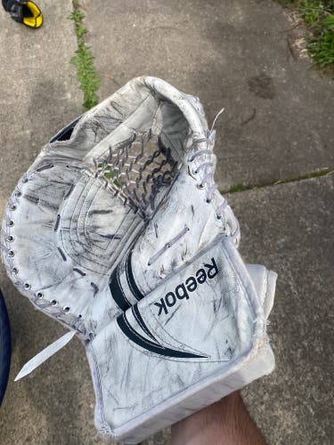 Full Right Reebok 7K Jr Glove