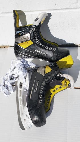 Junior Used Bauer Supreme S37 Hockey Skates Regular Width Size 5.5