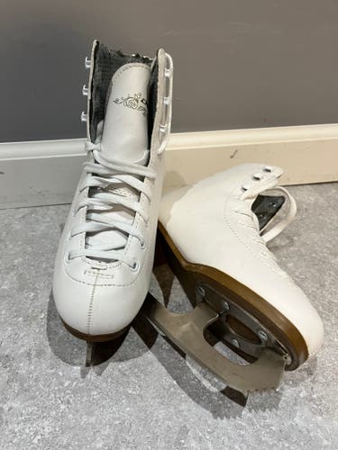 Used DBX Figure Skates Size 2
