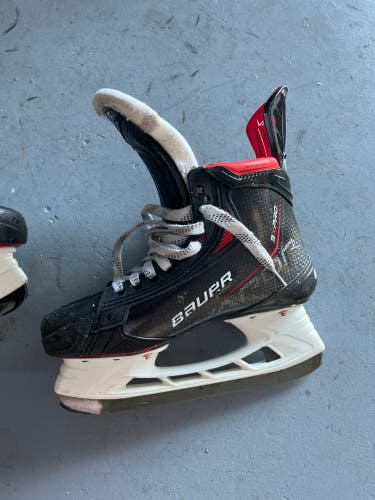 Intermediate Bauer Regular Width  Size 4.5 Vapor 3X Pro Hockey Skates