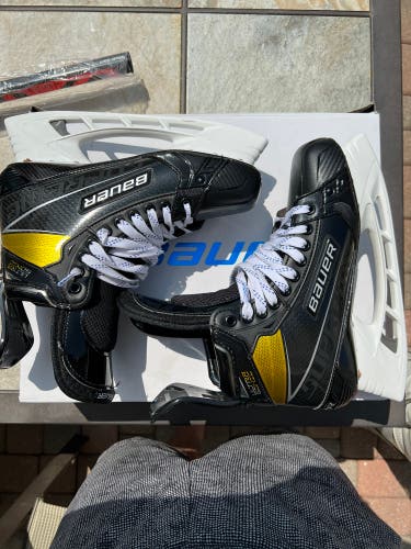 New Bauer Regular Width Pro Stock Size 9.5 Supreme UltraSonic Hockey Skates
