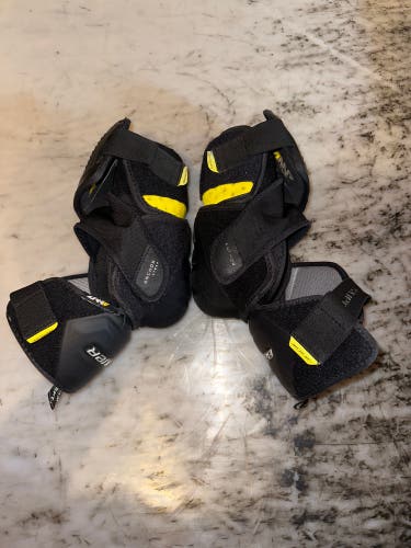 Used Large Bauer Supreme Ultrasonic Elbow Pads