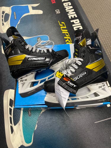 New Bauer Ultra Sonic Regular Width  Size 7 Hockey Skates