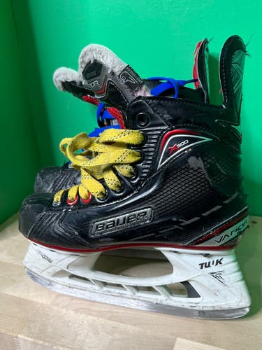 Used Bauer Regular Width  Size 2 Vapor X500 Hockey Skates