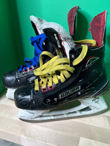 Used Bauer Regular Width Size 2.5 Vapor 1X Hockey Skates