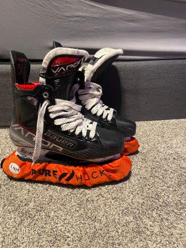 New Bauer Regular Width  Size 8.5 Vapor 3X Hockey Skates