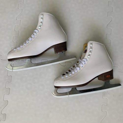 Riedell 110 Opal Ice Skate Size 8
