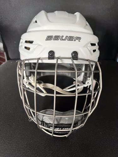 Used Medium Bauer  Re-Akt 95 Helmet Combo w/Titanium Reakt cage.
