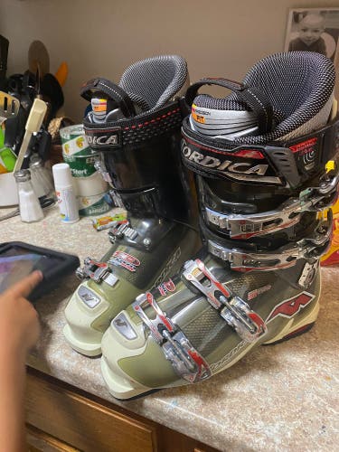 Used Nordica Medium Flex SpeedMachine Ski Boots Speed Machine 10 100 110 Flex