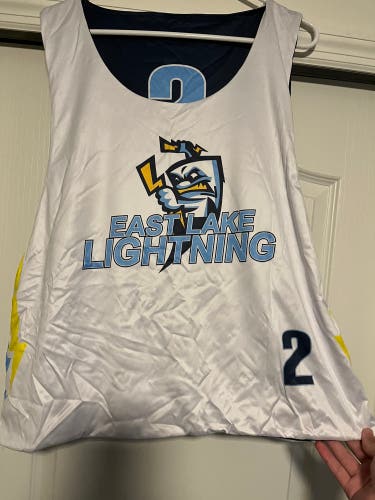 Reversible lacrosse pinnie