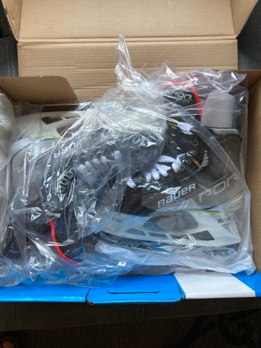 New Bauer Vapor Hyperlite Hockey Skates Size 8 Fit 2
