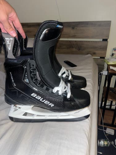Custom Black Bauer Vapor Hyperlite Hockey Skates