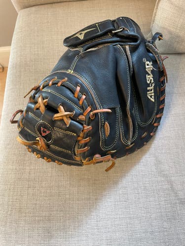 Used All Star Right Hand Throw CM3000SBK Catcher's Glove 33.5"