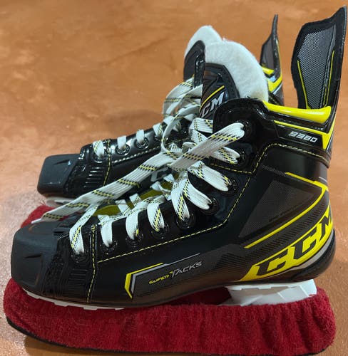 New CCM Extra Wide Width  Size 5.5 Super Tacks 9380 Hockey Skates