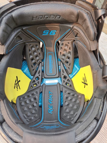 Used Medium Bauer Re-Akt 95 Helmet