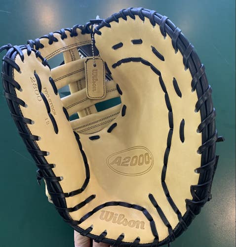 New 2018 Wilson Right Hand Throw First Base A2000 Baseball Glove 12"