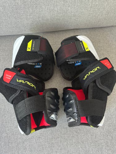 New Medium Bauer Vapor Hyperlite Elbow Pads
