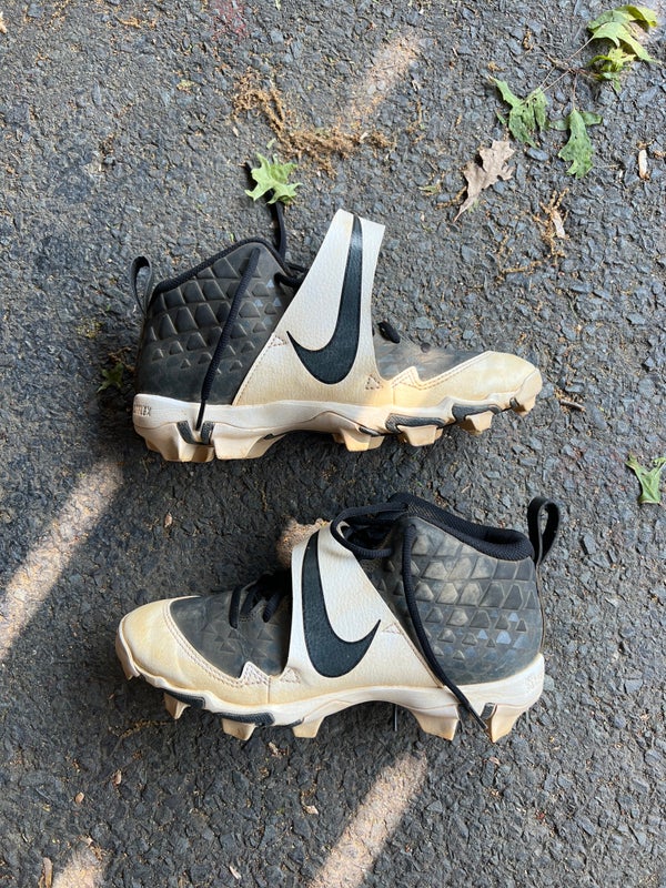 Used Women's 6.5 Molded Nike Trout Softball Cleats