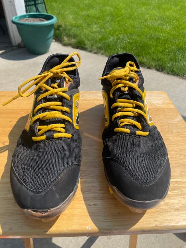 Black Men's Molded Cleats Low Top 3000v4