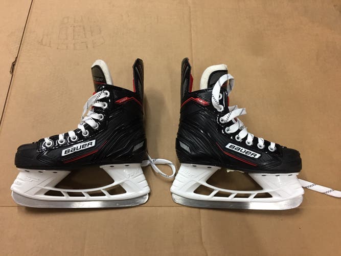 Junior Bauer Regular Width  Size 2.5 Nsx Hockey Skates
