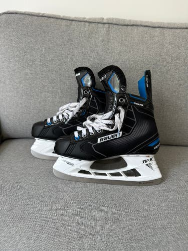New Bauer Regular Width Size 7.5 Nexus 7000 Hockey Skates
